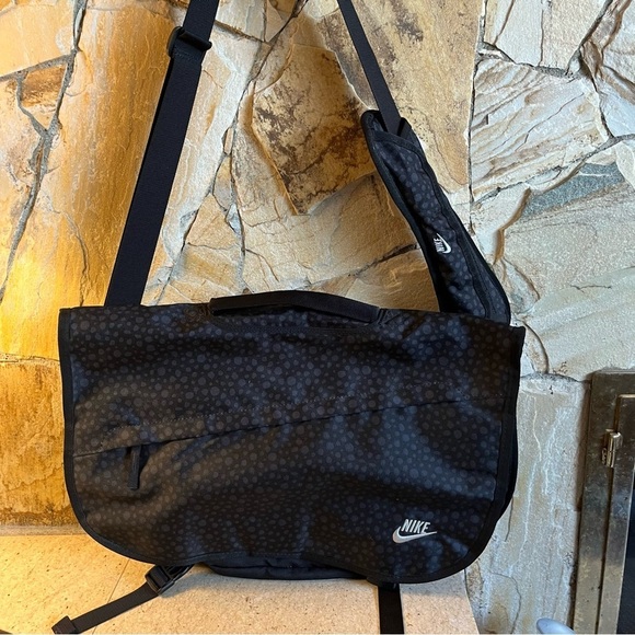 Nike Other - Nike Core Converge Large Messenger bag - perfect for someone on the run